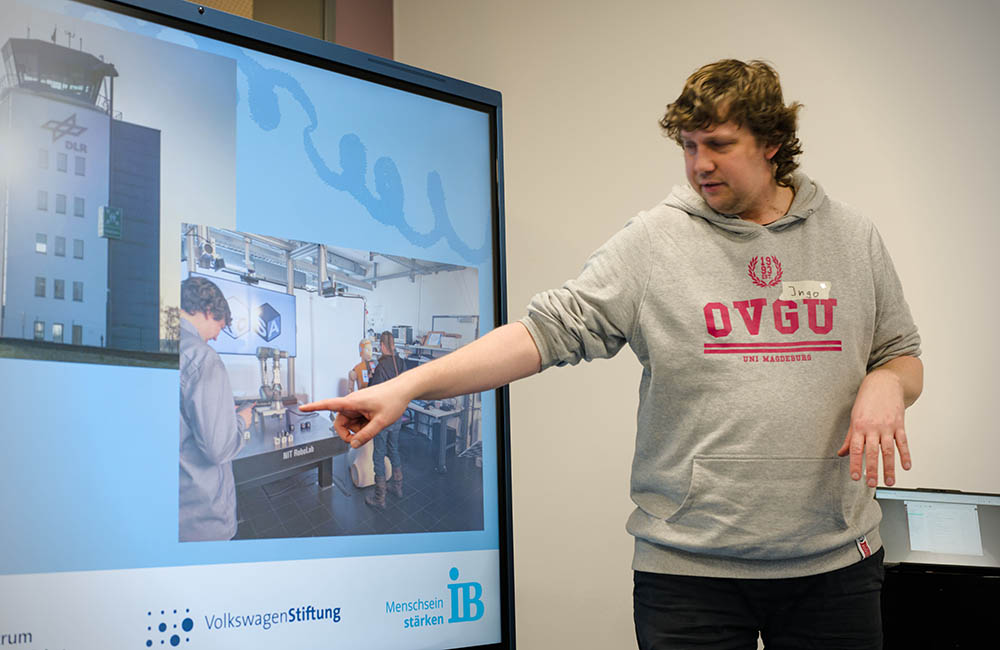 PD Dr.-Ing. Ingo Siegert erklärt den Kindern seinen Forschungsbereich. PD Dr.-Ing. Ingo Siegert erklärt den Kindern seinen Forschungsbereich.